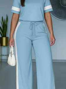 Dettaglio completo lounge blu da donna con strisce laterali a contrasto su top e pantaloni