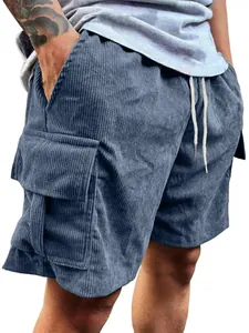 Detailaufnahme der blauen Cord-Cargo-Shorts für Herren mit Kordelzug und Taschen.