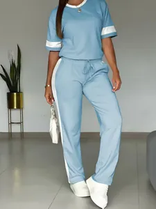 Dettaglio tuta casual da donna due pezzi con pantaloni con strisce laterali e t-shirt