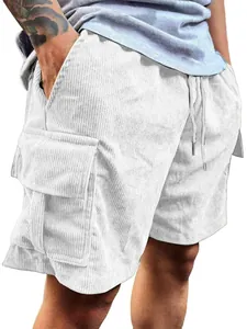 Nahaufnahme der weißen Cord-Cargo-Shorts für Herren mit Kordelzug und Seitentaschen
