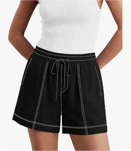 Dettaglio degli shorts casual neri da donna con cuciture a contrasto bianche e coulisse.