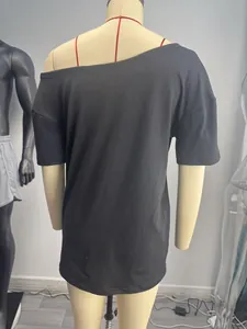 Vista posteriore dettagliata di una t-shirt nera casual a maniche corte con spalla nuda