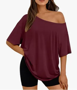 Dettaglio della t-shirt bordeaux con spalla scoperta che mostra vestibilità comoda e tessuto morbido