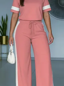 Dettaglio del completo casual rosa con strisce bianche e vita elastica con coulisse