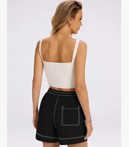Vista posteriore di pantaloncini casual neri da donna con cuciture a contrasto bianche