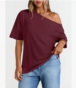 Dettaglio della maglietta da donna bordeaux con spalla scoperta e vestibilità comoda.