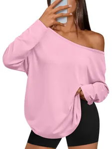 Vue détaillée d'un t-shirt à manches longues rose pour femme, épaules dénudées et ample.
