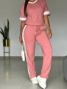 Vista dettagliata del completo casual rosa a due pezzi con strisce laterali bianche