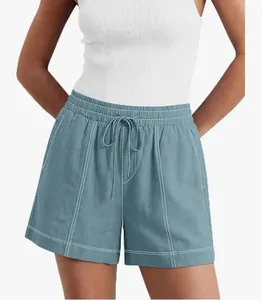Dettaglio degli shorts blu casual con cuciture bianche a contrasto e coulisse