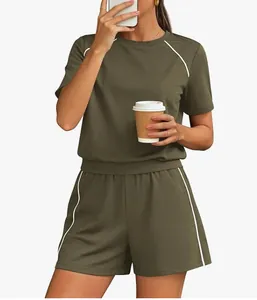 Dettaglio completo casual donna verde oliva con profili bianchi e maniche raglan