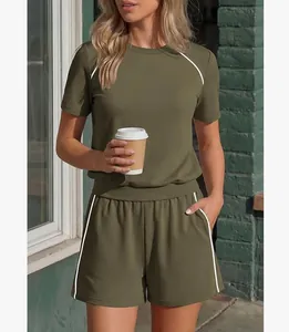 Completo casual da donna 2 pezzi verde oliva con profili bianchi e scollo a giro
