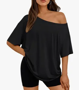 T-shirt nera casual da donna con spalla scoperta, vestibilità ampia e maniche corte.