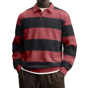 Herren-Langarm-Poloshirt in lockerer Passform mit rot-schwarzen Querstreifen.