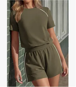 Completo casual da donna verde oliva con profili bianchi per le vacanze estive all'aperto