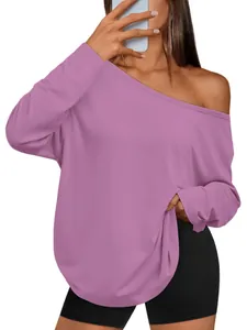 Vue détaillée du t-shirt à manches longues violet à épaules dénudées pour femme, coupe ample.