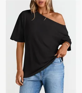 T-shirt nera casual con spalla scoperta per donna, vestibilità ampia e alla moda