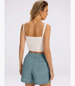 Dettaglio posteriore dei pantaloncini casual blu da donna con cuciture a contrasto bianche