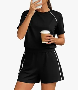 Elegante completo da donna nero due pezzi con dettagli in piping bianco a contrasto.