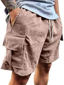 Nahaufnahme von Herren-Cord-Cargo-Shorts mit Kordelzug und großen Seitentaschen