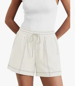 Dettaglio dei pantaloncini casual da donna con cuciture a contrasto e coulisse regolabile.