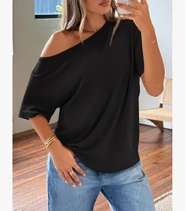 Vista dettagliata della t-shirt nera da donna con scollo obliquo per uno stile casual ed elegante.