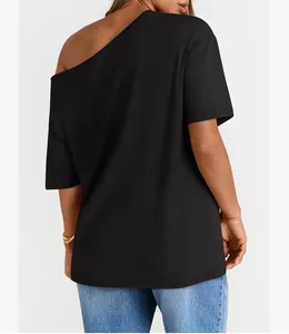 Vista posteriore di una t-shirt nera a maniche corte con spalla scoperta, vestibilità ampia