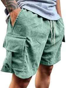 Nahaufnahme einer grünen Cord-Cargo-Shorts für Herren mit großen Taschen und Kordelzug
