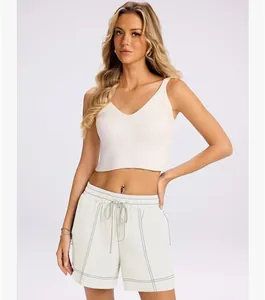 Pantaloncini casual donna con cuciture a contrasto e vita elastica regolabile con coulisse.