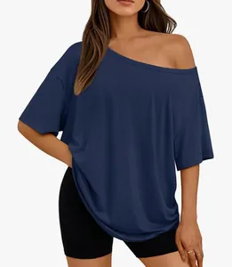 Dettaglio di una t-shirt ampia blu navy con spalle scoperte per donna in stile casual.