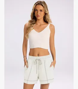 Dettaglio degli shorts bianchi da donna con coulisse e cuciture a contrasto alla moda