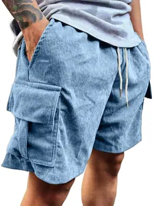 Detailansicht der blauen Cord-Cargo-Shorts für Herren mit praktischen Seitentaschen