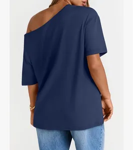 Vista posteriore di una t-shirt con spalla scoperta blu navy da donna, vestibilità ampia