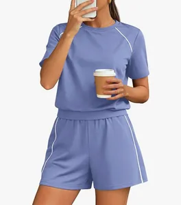 Dettaglio del set casual da donna blu pervinca in due pezzi con profili bianchi a contrasto.
