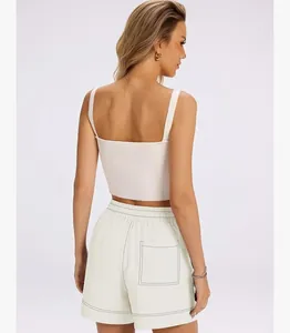 Vista posteriore di pantaloncini casual bianchi da donna con cuciture a contrasto