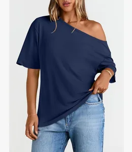 Vista dettagliata della t-shirt da donna blu scuro con spalla scoperta e taglio ampio