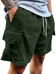 Detail der dunkelgrünen Cord-Cargo-Shorts mit funktioneller Seitentasche und Textur