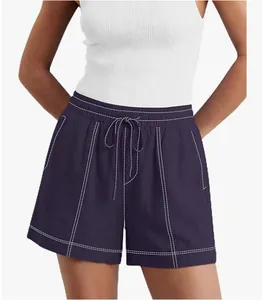Dettaglio dei pantaloncini casual da donna con cuciture a contrasto bianche e coulisse in vita