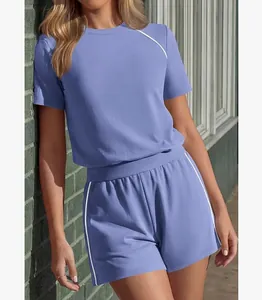 Completo casual da donna in due pezzi blu pervinca con dettagli a righe bianche