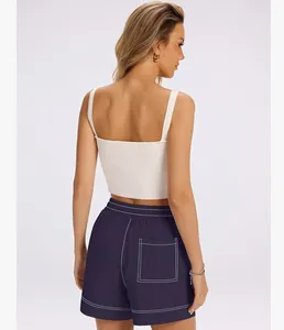 Vista posteriore di pantaloncini casual da donna con cuciture bianche e tasca