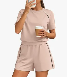 Completo casual rosa due pezzi con pantaloncini e profili neri per l'estate