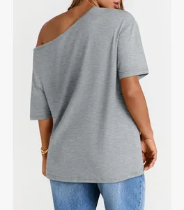 Vista posteriore di una t-shirt grigia da donna con spalla scesa e vestibilità comoda