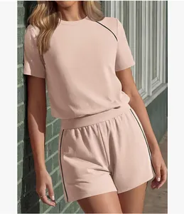 Vista dettagliata del set casual due pezzi rosa da donna con pantaloncini estivi