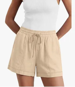 Dettaglio di pantaloncini casual beige con cuciture a contrasto e vita elastica con coulisse.