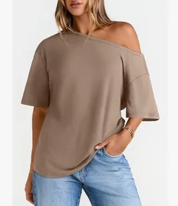 Vista dettagliata della t-shirt da donna alla moda con spalla scoperta in colore tortora