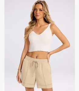 Dettaglio di pantaloncini casual da donna con cuciture a contrasto e coulisse.