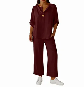 Vue d'ensemble d'un ensemble deux pièces bordeaux pour femme avec col en V et pantalon