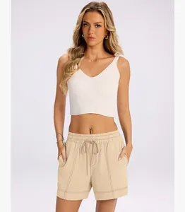 Dettaglio degli shorts estivi da donna con vita elastica a coulisse e cuciture a contrasto