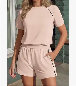 Completo casual rosa due pezzi da donna con strisce laterali nere stile sportivo