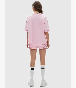 Rückansicht eines rosa zweiteiligen Lounge-Sets aus 100 % Baumwolle für Damen