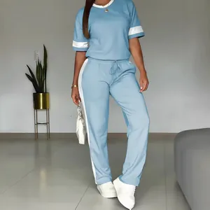 Completo casual da donna in due pezzi celeste con strisce bianche a contrasto su top e pantaloni